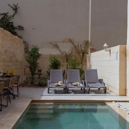 ゲストハウス By Zzzing 4*